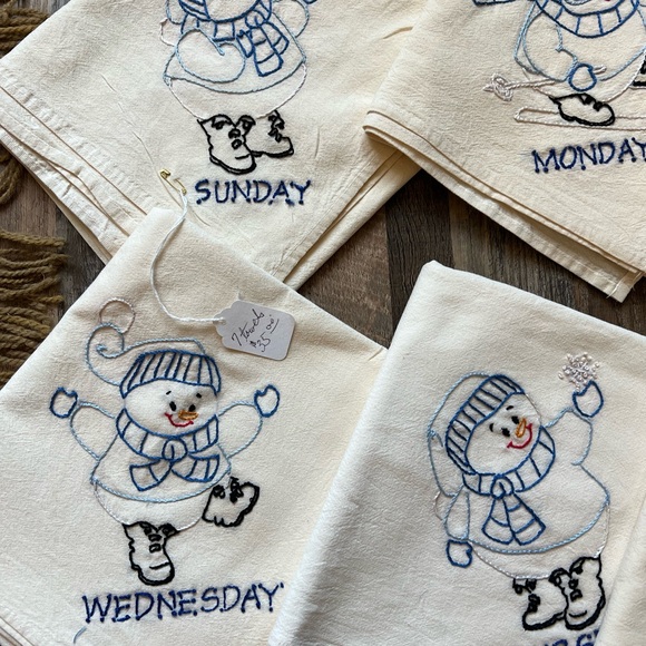 Embroidered winter tea towels - Picture 2 of 5